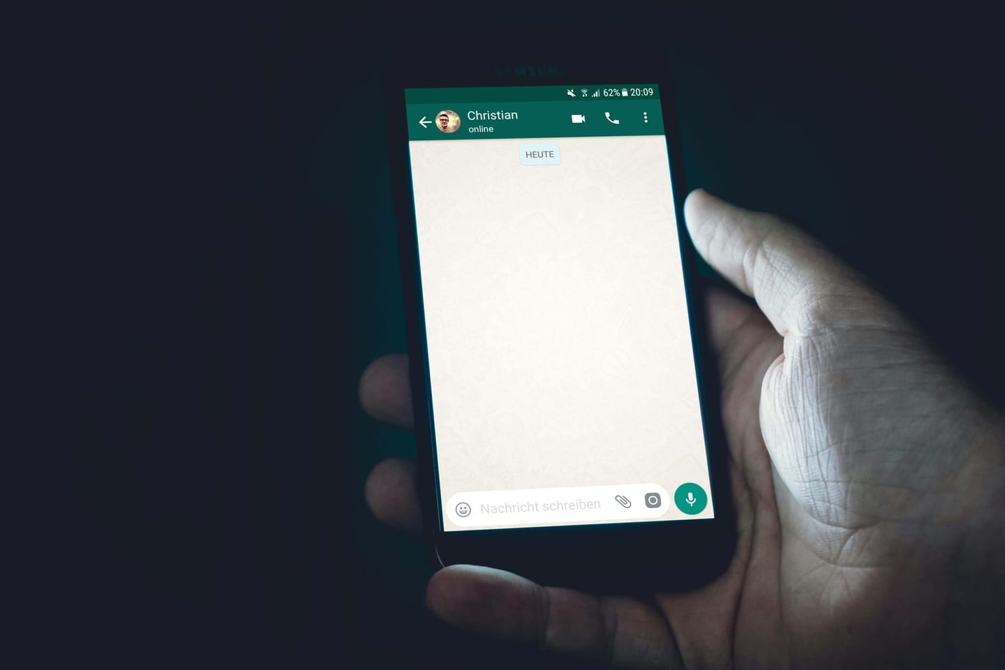 Dentista enviando mensagem no WhatsApp para paciente que faltou ou sumiu